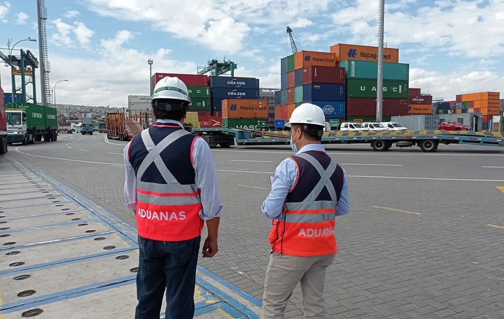 Imagen Gestión Aduanera, Flujo Sin Obstáculos. Certificados, Trámites Aduaneros Y Coordinación. Nuestra Gestión, Tu Carga Cumplida.